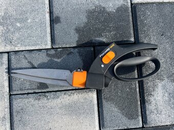 Zahradní nůžky Fiskars a Zahradní postřikovač Gardena - 2