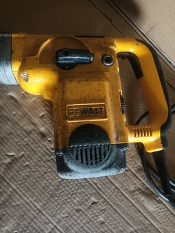 Bourací kladivo SDS Max. Značka DeWALT 1800 Watt - 2