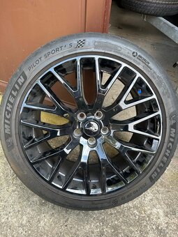 Ford Mustang GT alukola černé disky r19 - 2
