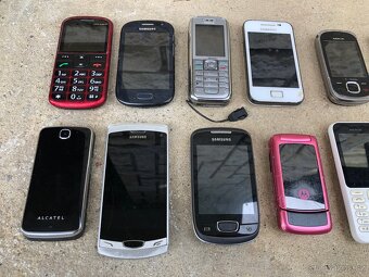 Staré mobilní telefony - 2