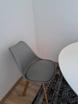 kulatý stůl + židle - 2