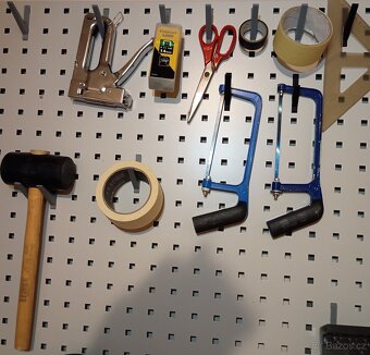 Háček - hák pro perforovaný závěsný panel ("Q-system panel - 2