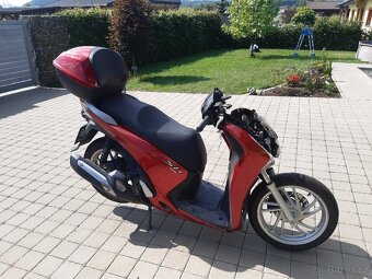 Honda SH125i na díly. Motor, kola, nějaké plasty, kufr.... - 2