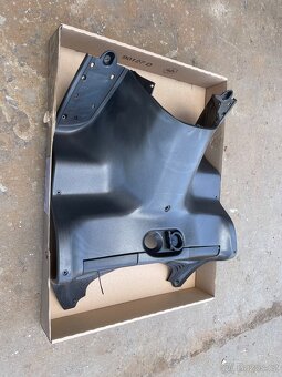 Předkolenni plast Piaggio X-evo ,X8 - 2