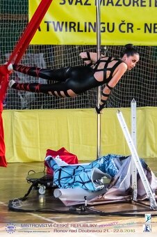 Pole dance tyč na přenosném pódium s kolečky s aerial silks - 2