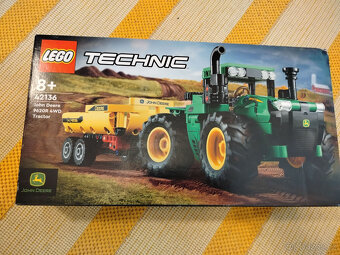 LEGO Technic 42136 Traktor John Deere 9620R 4WD (390 dílků) - 2