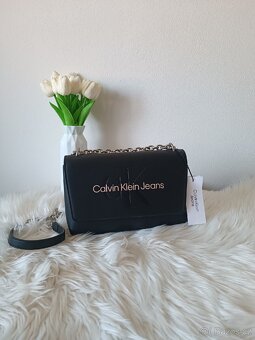 Černá crossbody kabelka Calvin Klein - 2