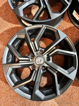 5x112 R17 MG ZS EV - originál hliníkové disky - 2