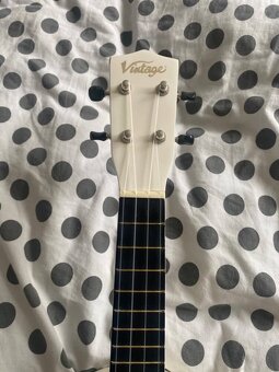 Bílé ukulele nové - 2