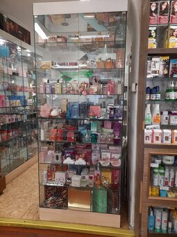 prosklené skříně - uzamykatelné - 2