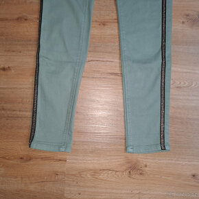 Khaki kalhoty s ozdobným pruhem C&A vel. 176 - 2