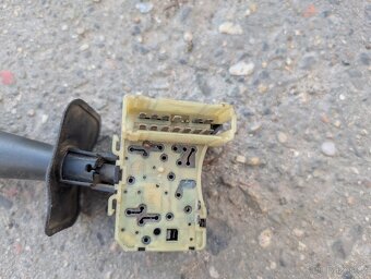 Přepínač stěračů a ovládání rádia pod volantem Renault - 2
