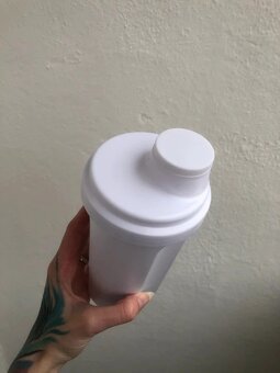 Šejkr BeastPink bílý 700 ml - 2