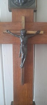 STAROŽITNÝ NÁSTĚNNÝ KŘÍŽ S MOSAZNÝM KRISTEM A MĚDĚNÝMI RELIÉ - 2