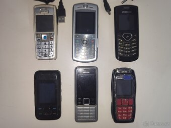 Staré mobilní telefony Nokia / Samsung / Motorola - 2