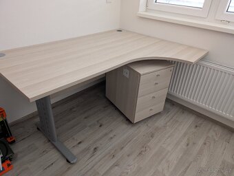 Pracovní stůl - 2