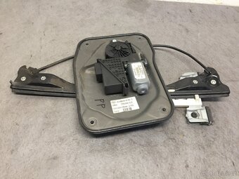 ŠKODA ROOMSTER 2006-2015 - PRAVÁ PŘEDNÍ STAHOVAČKA OKNA - 2