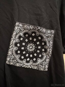 Černé tričko s kapsou - 2