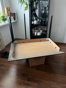 Italský design - 4 ks židlí, stůl - set v černé barvě - 2