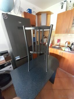 prodám kancelářský stůl + 4židle - 2