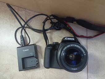 Fotoaparát Canon EOS D4000 s nabíječkou baterií, top stav - 2