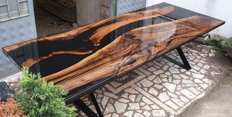 Luxusní stůl z epoxidu a masivu – každý kus je originál - 2