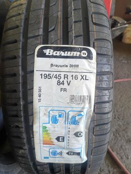 2xletní pneu 195/45/16.Barum. - 2