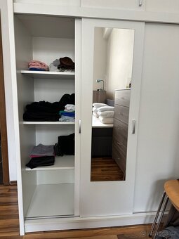 Bílá šatní skříň - 2