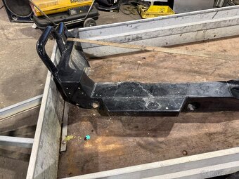 Poškozený zadni pevnostní nárazník Nissan patrol y61 - 2