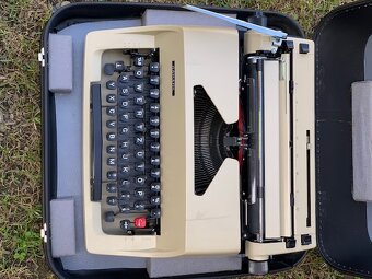 Prodám kufříkový psací stroj Consul. - 2