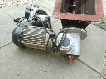 Automatický podavač univerzálního hořáku - 2