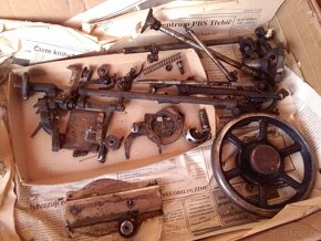 Starý šicí stroj Bobbin - 2