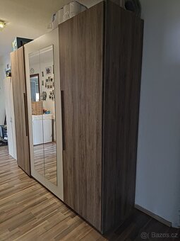 Velká šatní skříň - 2