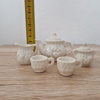 Starý porcelánový set miniaturního nádobí - 2