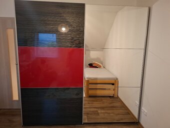 Šatní skříň s posuvnými dveřmi 220cm - 2