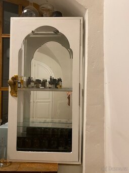 Umělecká závěsná vitrína - 2