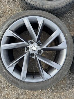 Alu Škoda Superb III/IV Vega 235/40/19 letní 6+ mm - 2