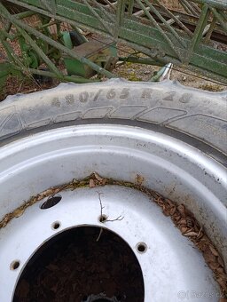 Pneu na traktor i s disky - 2