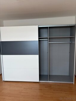 Šatní skříň - 2