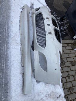 BMW E 60 M5 přední nárazník + pravý plastový práh - 2