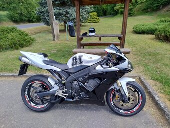Yamaha R1 - 2