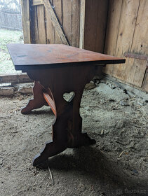 Zdobený dřevený stolek z masivu, lakovaný - 2