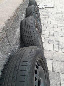 Prodám plechové kola rozteč 5x112 s letními pneu. - 2