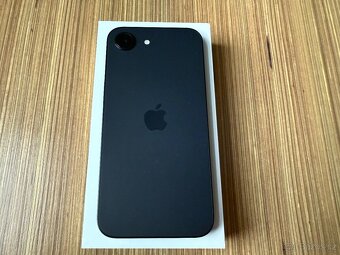 Apple iPhone 16e, černá barva - 2