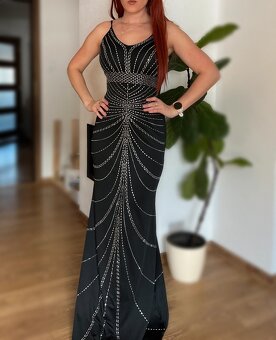 Luxusní dlouhé šaty zdobené kamínky - 2