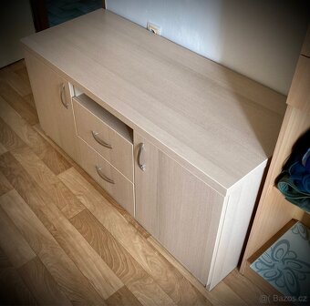 Televizní stolek s poličkami - 2