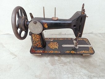 Starožitný šicí stroj - 2