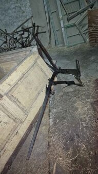 Starý jednoradliční pluh s kolečky - 2