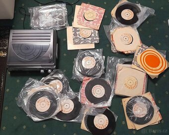Gramofon elektr. Roadstar + desky - 2