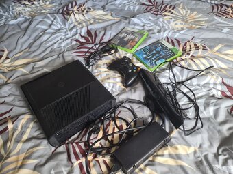 Xbox 360 E Stingray 500Gb s kineckem + 2xhra - 2
